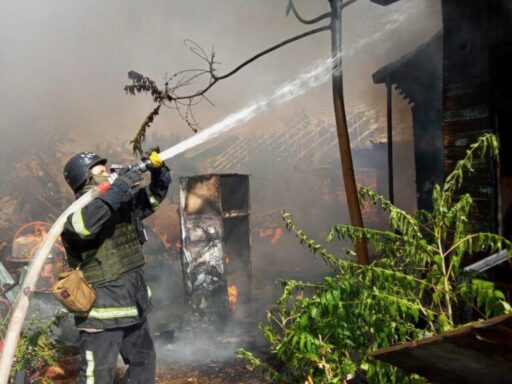 На Дніпропетровщині через обстріл загорілися будинки (Фото)