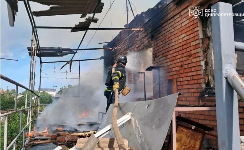 На Дніпропетровщині внаслідок ворожого обстрілу загорілися будинки