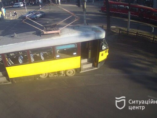 В центре Днепра трамвай сошел с рельсов: движение транспорта затруднено