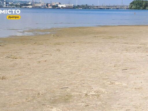 Вода на пляжі парку «Сагайдак» у Дніпрі відступила від берега на 15 20 метрів