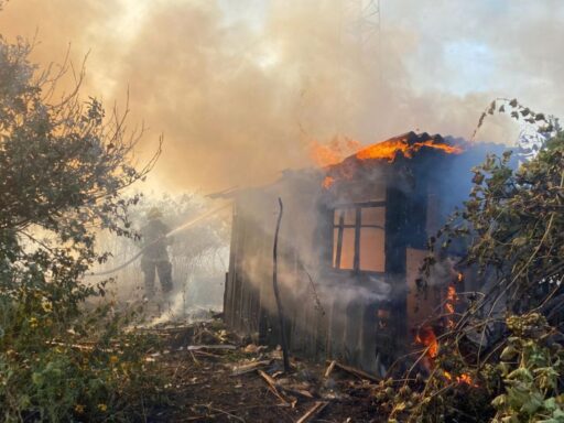 Ворог влучив по будинкам у Нікопольському району: виникли пожежі